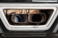 スポーツエキゾーストには可動式のバルブが備わっており、通常時は写真の通り、2つある流路の片方が閉じている。