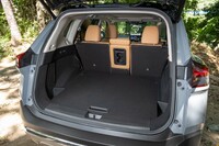 2列シート車の荷室容量は575リッターを誇る。ゴルフバッグが横向きに4個積める。