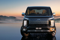 マイナーチェンジを受けた「デリカD：5」のフロントマスク。「ダイナミックシールド」と呼ばれる三菱最新のデザインコンセプトを取り入れたもので、斬新なフロントグリルの意匠から、一部のかいわいでは「電気シェーバー」というあだ名で呼ばれている。