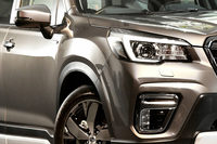 現行型「フォレスター」のフロントフェンダー。ホイールアーチの上の高い位置にプレスラインがあり、フェンダーまわりに強いボリュームを持たせている。