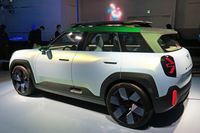 張り出したショルダーや、四隅に配した20インチの大径タイヤが演出する、力強さも印象的だ。