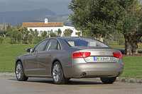 【スペック】4.2 TDI クワトロ：全長×全幅×全高＝5137×1949×1460mm／ホイールベース＝2992mm／車重＝1995kg／駆動方式＝4WD／4.2リッターV8DOHC32バルブターボディーゼル（350ps/4000rpm、81.6kgm/1750-2750rpm）（欧州仕様車）
