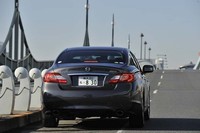 2010年秋にはハイブリッドモデルも追加される予定。