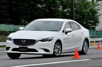 “エルクテスト”に臨む、GVC搭載の「アテンザセダンXDプロアクティブ」（FF）。