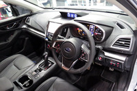 「インプレッサ スポーツ」のインストゥルメントパネルまわり。新しいデザインコンセプトにのっとり、大幅に改善された内外装の質感も新型の特徴となっている。