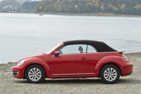 ルーフの開閉に要する時間は、オープンが9.5秒、クローズが11秒。（写真をクリックすると、ソフトトップの開く様子が見られます）