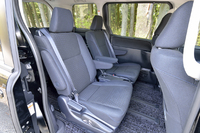 2列目のフロア高は、1列目より低い360mm。試乗車は7人乗り仕様のため、独立2座のキャプテンシートとなる。