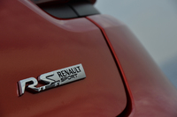 新型「ルーテシアR.S.」には、日常性能とスポーツ性能を両立させた「シャシー スポール」と、本格的なスポーツ走行にも対応する「シャシー カップ」が用意される。試乗車は前者。