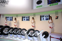 小さな会場で提示された明日へのメッセージの画像