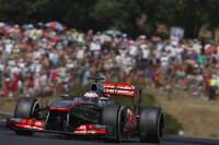 今回の優勝争いに影響を与えたドライバーといっていいのが、マクラーレンのジェンソン・バトンだ。予選Q2落ちの13番グリッドからミディアムタイヤを履いて長めのスティントを走行。この間、バトンを早々にオーバーテイクできたソフト・スターターのハミルトンに対し、同じくソフトでスタートしたベッテルはやや足踏み。メルセデスは大量リードを築くことができた。バトン自身は1回少ない2ストップで7位入賞。（Photo=McLaren）
    