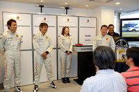 インストラクターは、右から清水和夫さん、佐藤久美さん、織戸学さん、脇阪薫一さん。