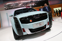 「クオロス2 SUV PHEVコンセプト」のフロントグリル。垂直に切り立ったヘッドランプが、モダンとレトロ、両方のムードを醸し出す。