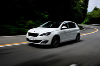 箱根のワインディングロードを行く「308シエロ」。