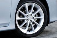 「バージョンL」に標準で備わる17インチアルミホイール。オプションで16インチも選べる。なお、素のグレードは15インチを履く。