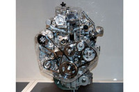 
	【写真上】ダイハツ「ai」（アイ）は、軽自動車規格より750mm短いボディをもつシティコミューター。パワーユニットは659cc直3ガソリン、2ストローク659cc直2直噴ディーゼル、そしてパワーと効率を高次元でバランスさせた659cc直3直噴アトキンソンガソリン、さらにこのアトキンソンエンジンとモーターを組み合わせたハイブリッドの4種類が搭載可能という。
	【スペック】
	全長×全幅×全高＝2650×1475×1550mm／ホイールベース＝1750mm／車重＝570kg／FF／0.66リッター直3SOHCガソリン
	
	【写真下】笹目二朗の注目した、659cc直列2気筒2サイクルディーゼルエンジン「TOPAZ 2CDDI」。スーパーチャージャーとターボの組み合わせにより、低負荷から高負荷まで過給し、54psの最高出力と、13.3kgmの最大トルクを発生するという。排気ポートを、シリンダーに対して両サイドに分割した構造とし、排気効率と耐久性の向上が謳われる。
	 