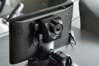 「ゴリラ・アイ」はナビ本体の背面にカメラを固定。広角＆高感度のカメラは夜間でもくっきり広範囲を記録する。