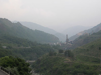 上流から足尾精錬所の廃墟をのぞむ。ここから北（写真手前）に向かってまかれた硫黄酸化物を含んだ大量の有毒ガスが草木を死滅させ、村は消滅した。