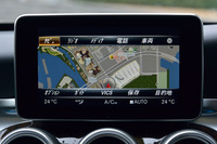 カーナビやオーディオ、各種車両情報などを映し出すモニターは、ほかの「Cクラス」と共通。タブレットを思わせる独立型のデザインが採用されている。