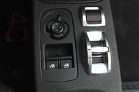 走行モードを制御する「アルファDNA」には第4のモード「レース」が用意された。セレクターで「ダイナミック」ポジションを5秒間維持すると移行する。
    