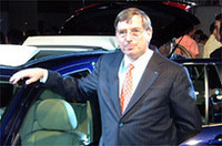 
	マツダのルイス・ブース社長。発表会で、「Zoom-Zoomをコンパクトカーでも表現することに成功した」「においまでマツダのクルマ」と語り、マツダのDNAを体現したクルマであることをアピールした。
	 