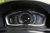 メーターは、表示部の大部分が液晶画面になっている。表示内容や色使いの異なる、3種類（Elegance／Eco／Performance）の表示パターンが選べる。（写真をクリックすると、メーターの表示バリエーションが見られます）