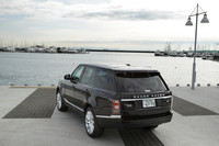 【スペック】レンジローバー5.0 V8スーパーチャージド ヴォーグ：全長×全幅×全高＝5005×1985×1865mm／ホイールベース＝2920mm／車重＝2520kg／駆動方式＝4WD／5リッターV8DOHC32バルブスーパーチャージャー付き（510ps/6500rpm、63.8kgm/2500rpm）／燃費＝5.3km/リッター（JC08モード）／価格＝1490万円（テスト車＝1539万7000円／車体色＜バローロ・ブラック＞＝15万9000円／アダプティブクルーズコントロール＝29万円／ラゲッジスペースレール＝4万8000円）