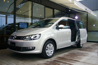 スライディングドアを開けたところ。左右とも、電動式である。