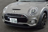 フロントまわりは、丸型のヘッドランプや六角形のフロントグリルなどで、MINIらしさが表現されている。