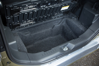 デッキボードの下に備わる90リッターのアンダートランク。ボードを開いた状態で固定すれば、1485mmの荷室高が確保できる（FF車）。
    