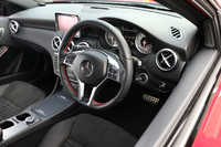 レッドステッチ入りのステアリングホイールが「A180ブルーエフィシェンシー スポーツ」では標準装備となる。