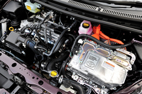 搭載されるハイブリッドシステムは、スペックにこそ変更はないものの、エンジンのフリクション低減、モーターやインバーターなどの制御の改良などにより、燃費性能が向上。JC08モードで37.0km/リッター（テスト車は、オプション装着による車重増のため33.8km/リッター）を達成している。