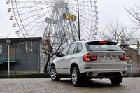 BMWの試算によれば、燃焼そのものの価格差と燃費性能の違いから、ディーゼル車「X5 xDrive35d ブルーパフォーマンス」の1万kmあたりの走行コストは、ガソリン車「X5 xDrive35i」に比べて約7万円安くなるという。