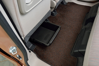 収納に関してもさまざまな工夫を採用。助手席のアンダートレイは、前からだけではなく、後ろからも引き出して使うことができる。