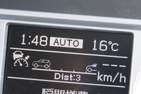 アダプティブクルーズコントロールの作動状態は、メーター内のマルチファンクションディスプレイで確認可能。前走車との距離は3段階で調整できる。