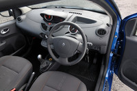 ベースモデル「トゥインゴGT」との違いが全くといっていいほどわからない、「トゥインゴ クープ・デ・ザルプ」のインテリア。ただし、運転席のみ、着座位置が20mm低くなっている。