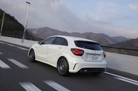 運転支援システムに関しては、緊急自動ブレーキやドライバーの疲労や眠気を検知して注意を促す「アテンションアシスト」を全車に標準装備。「A250シュポルト 4MATIC」と「AMG A45 4MATIC」にはアクティブクルーズコントロールの「ディストロニック・プラス」も装備している。