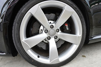 ブラックに塗装された8ポッドのキャリパー（フロント）。ブレーキディスクの外縁は波形になっている。テスト車にはオプションの20インチアルミホイールが装着されていた。