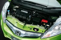 「インサイト」と同じパワーユニットがギュッと詰まったエンジンルーム。