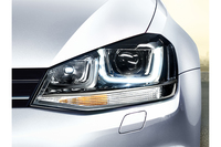 バイキセノンヘッドライト／ダイナミックコーナリングライトが標準で備わる。