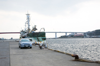 最初の目的地である三崎港にて、城ケ島大橋を背景に。