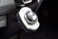 ATレバー付近に汎用（はんよう）ホルダーでセットしたスマートコマンダー。肘かけに肘を乗せた状態で少し手を伸ばせば届くので操作しやすい。