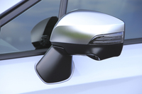 今回の改良では、新たな安全装備としてオートハイビームや後側方警戒機能などからなる「アドバンスドセイフティパッケージ」がオプション設定された。写真はサイドビューモニター用のカメラが装備されたドアミラー。