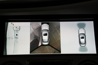 車両を俯瞰（ふかん）したイメージをモニターに表示し、駐車をサポートする機能が備わる。
    