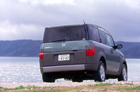 【スペック】全長×全幅×全高＝4300×1815×1790mm/ホイールベース＝2575mm/車重＝1560kg/駆動方式＝4WD/2.4リッター直4DOHC16バルブ（160ps/5500rpm、22.2kgm/4500rpm）/車両本体価格＝259.0万円（テスト車＝290.5万円/デュアルサイズDVDナビコンボ（28.0万円）/シートバックバンジーコード（0.5万円）/ハロゲンフォグライト（3.0万円））