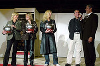 【写真上】ファッション・ショーで、モデル（女性）とモデル（クルマ）が共演。写真奥は、「クライスラー・クロスファイア・ロードスター」【写真下】右端が創設者のエリック・スタエ氏。「カブリオ・ショー」の前に、フランスのクルマ業界で活躍する女性3名に名誉賞が贈られた。