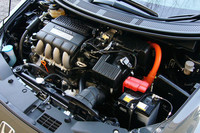 1.5リッターガソリンエンジンのアウトプットは、6MTモデルが114psと14.8kgmで、CVTモデルが113psと14.7kgm。これを14ps、8.0kgmのモーターがアシストする。