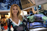 マリア・ライトナー氏。「私個人のパッシオーネ（情熱）の対象」ということでF1の前にて撮影。