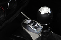 「D.N.A」の3つのモードの切り替えを行うスイッチ。Dモードに入れると、エンジンの最大トルクが20.5kgmから23.5kgmにアップするというけれど、運転していて感じるのはレスポンスが鋭くなること。そのほか、トラクションコントロールや4輪のブレーキ配分など、クルマの挙動をトータルでコントロールする。