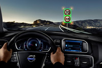 現在の制限速度をドライバーに知らせる「RSI（ロード・サイン・インフォメーション）」。カメラが道路標識を読み取り、メーターパネルに制限速度を表示する。超過するとアイコンを点滅させて注意をうながす。