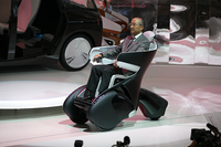 トヨタ自動車の渡辺社長と「i-REAL」
（写真＝トヨタ自動車）